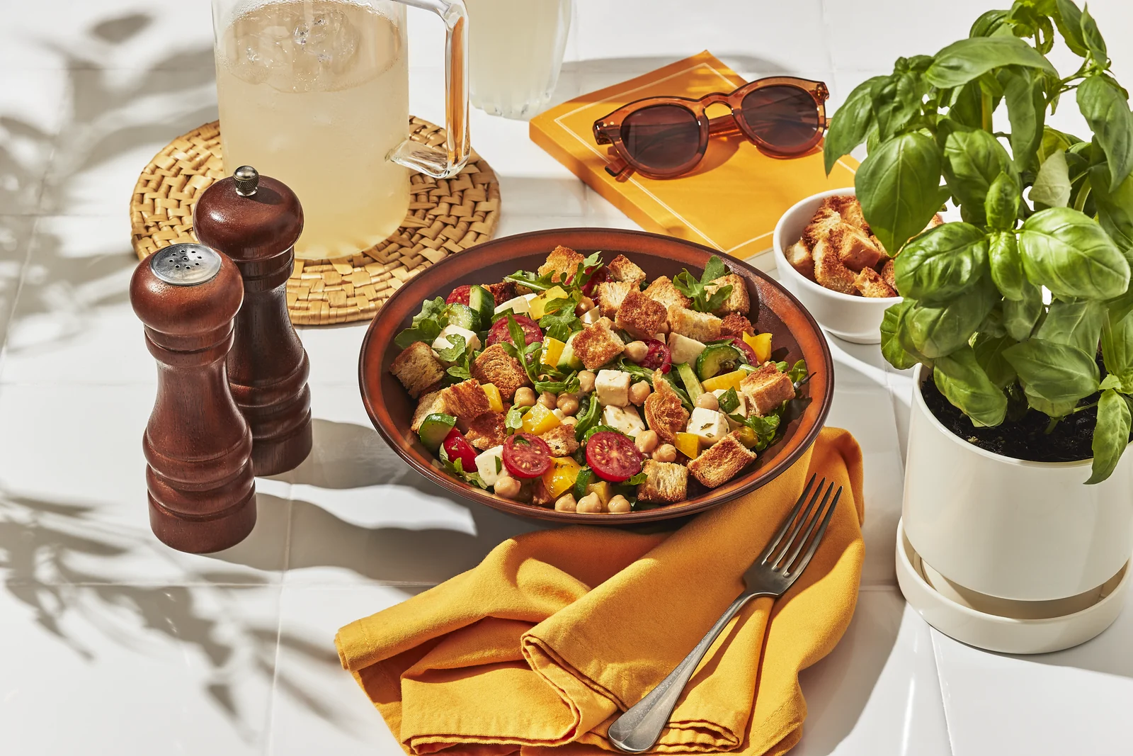 Salade fraîche aux croûtons de pain dorés