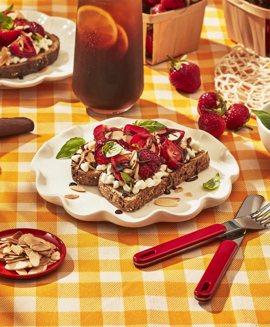 Tartine aux fraises, au fromage cottage et au basilic
